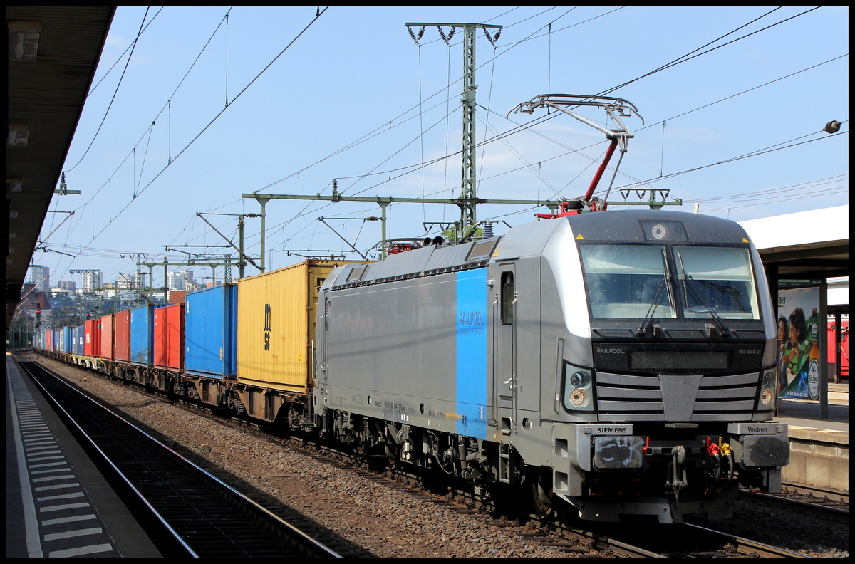 193 804 der EVB am 06.08.13 mit Containerzug im Bahnhof Fulda