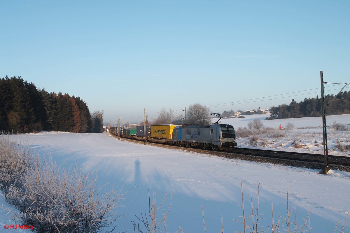 193 810-9 zieht ein Autozug bei Sinsgrün in Richtung Regensburg. 19.01.17