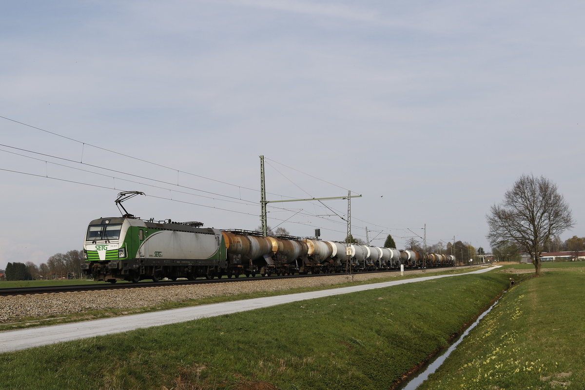 193 812 mit einem Kesselwagenzug am 2. April 2017 bei bersee am Chiemsee.