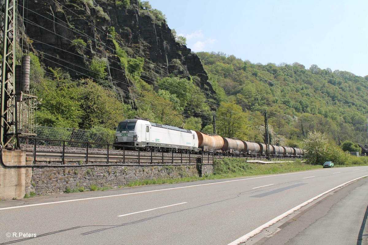 193 812 mit einem Kesselzug kurz vor der Loreley. 22.04.15