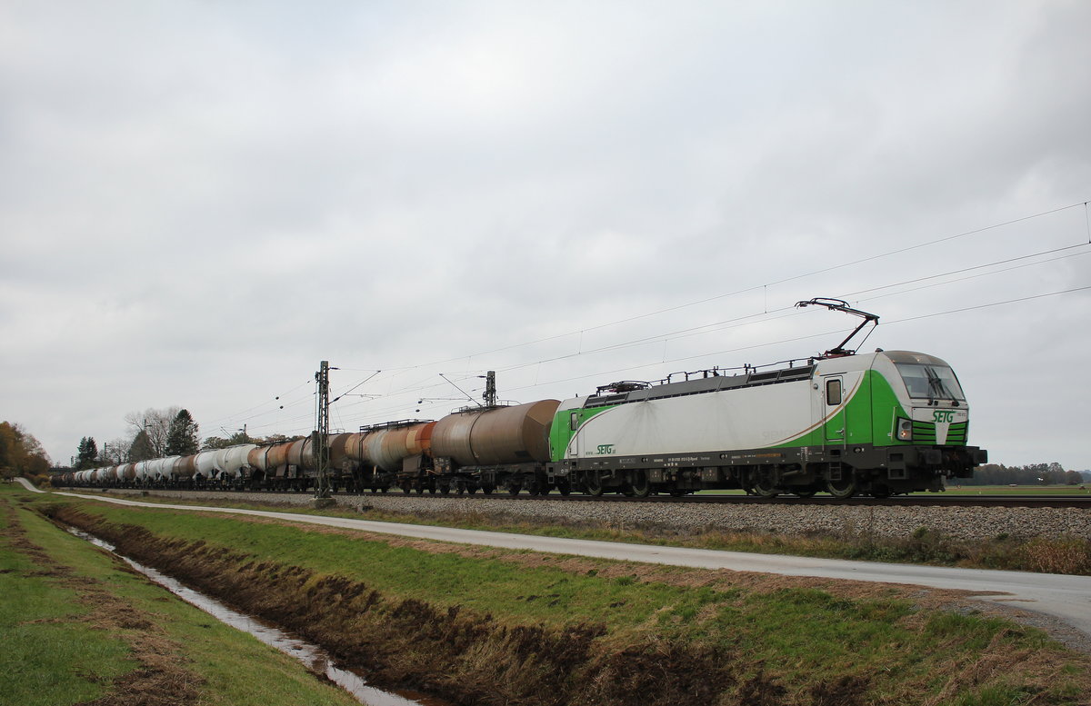 193 812 von  SETG  am 31. Oktober 2016 mit einem Kesselwagenzug bei bersee am Chiemsee.