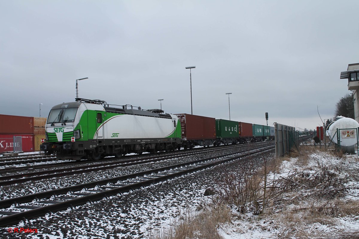 193 814 mit dem Wiesau Containerzug an ihrem Zielbahnhof. 03.01.17