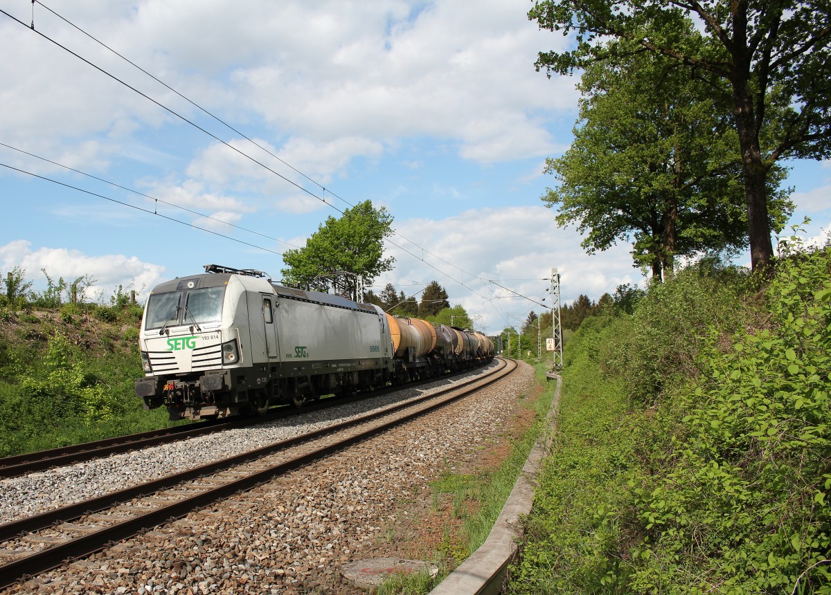 193 814 mit einem Kesselwagenzug von Salzburg kommend am 10. Mai 2015 zwischen Bergen und bersee am Chiemsee.
