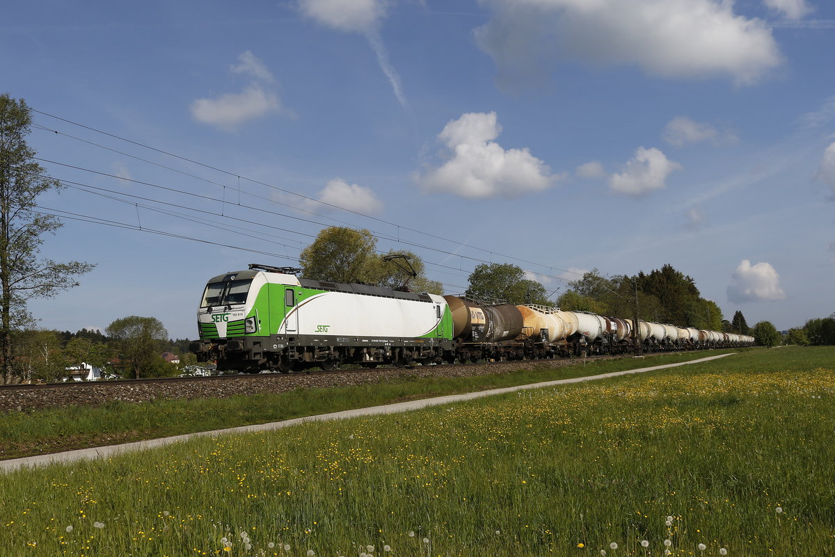 193 814 war am 7. Mai 2019 mit einem Kesselwagenzug bei Prien am Chiemsee in Richtung Salzburg unterwegs.