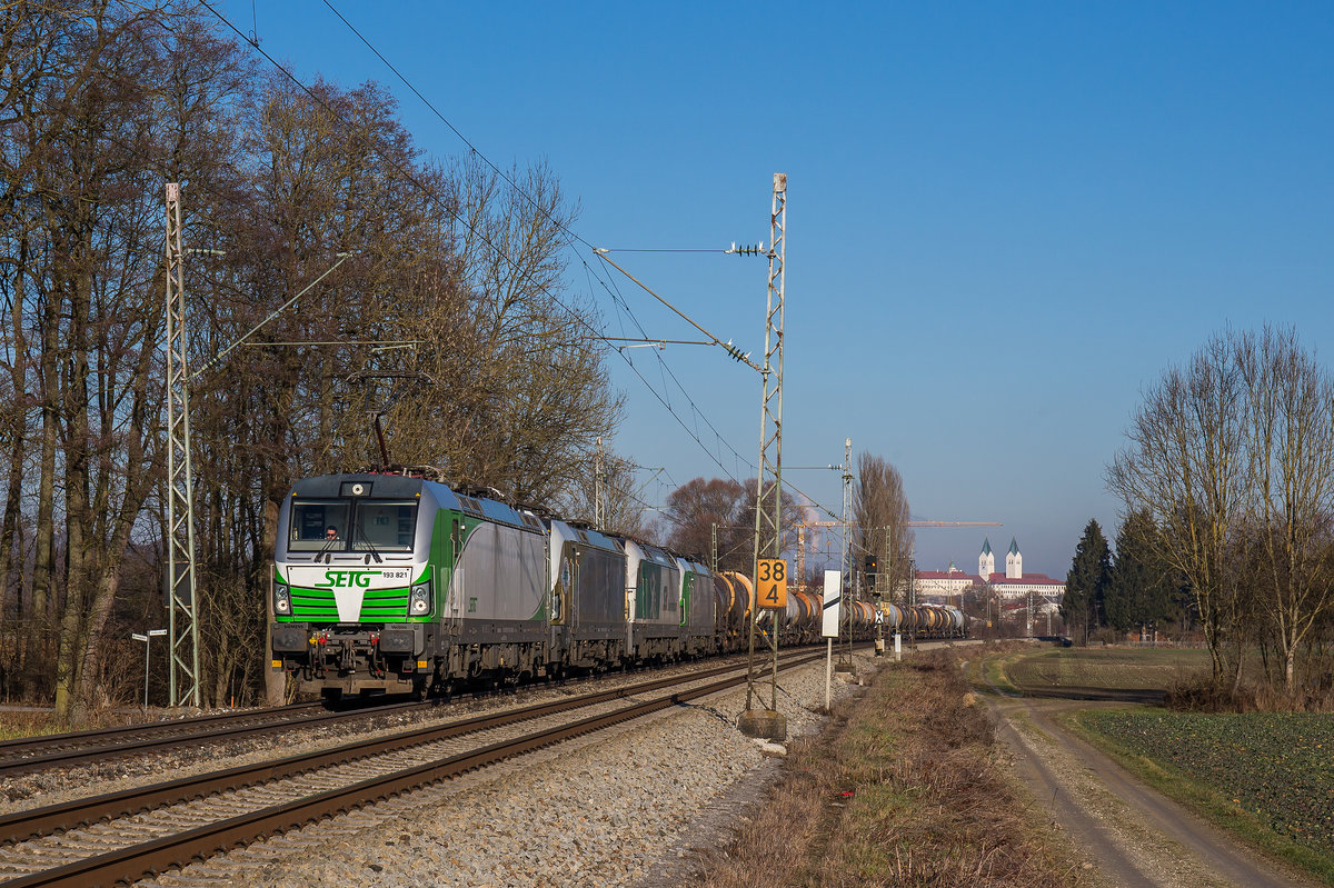 193 821, 193 218, 1216 960 und 193 831 befrdern am 30. Dezember 2016 bei Freising einen Kesselwagenzug in Richtung Mnchen.