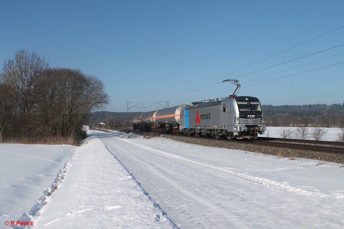 193 825 zieht mit nur 3 Kesselwagen bei Pölling vorbei. 26.01.17