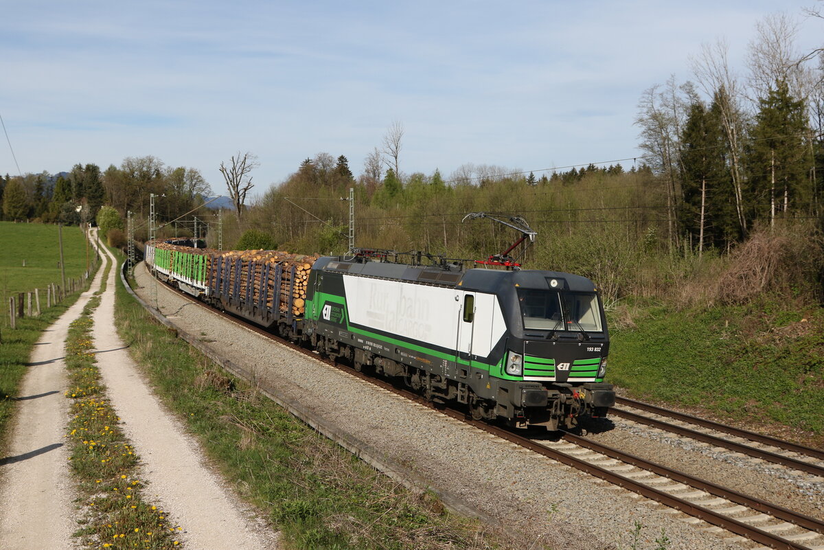 193 832 mit einem Holzzug aus Mnchen kommend am 4. Mai 2021 bei Grabensttt im Chiemgau.