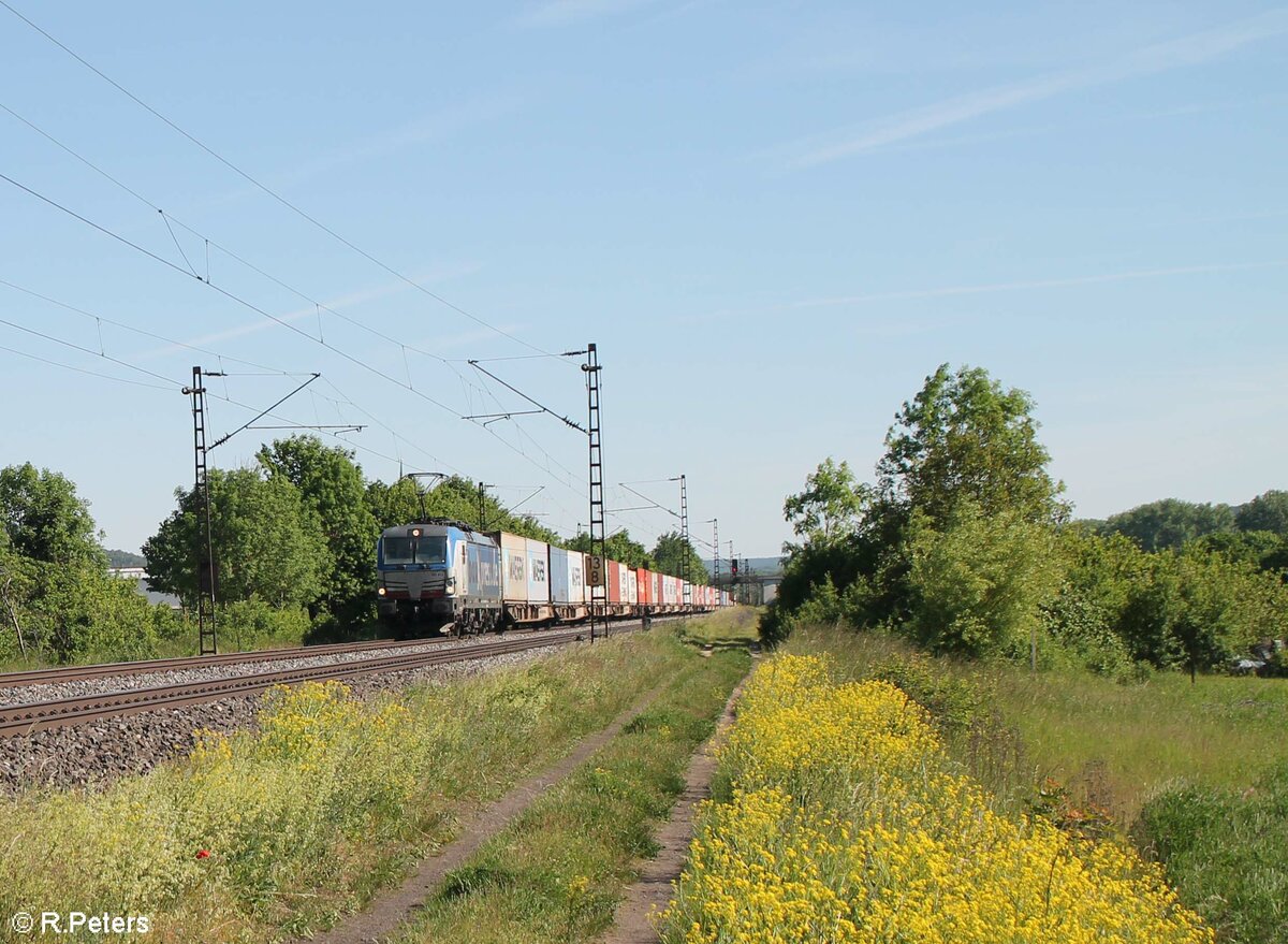 193 833-1 zieht mit einem Containerzug bei Thüngersheim gen Norden. 02.06.21