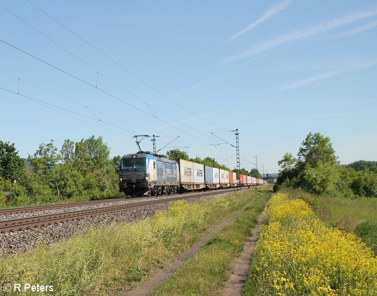 193 833-1 zieht mit einem Containerzug bei Thüngersheim gen Norden. 02.06.21