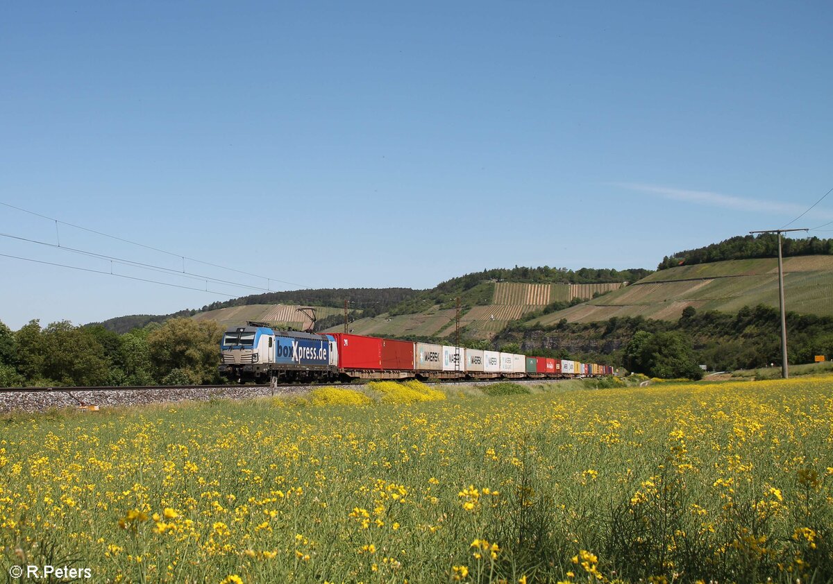 193 842-2 zieht vor Himmelstadt mit einem Containerzug gen Süden. 02.06.21