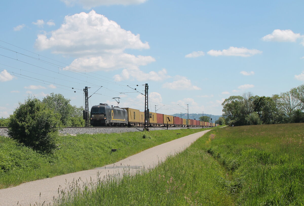 193 853 alias X4e 853 zieht mit einem Containerzug bei Plling gen Norden. 14.05.24