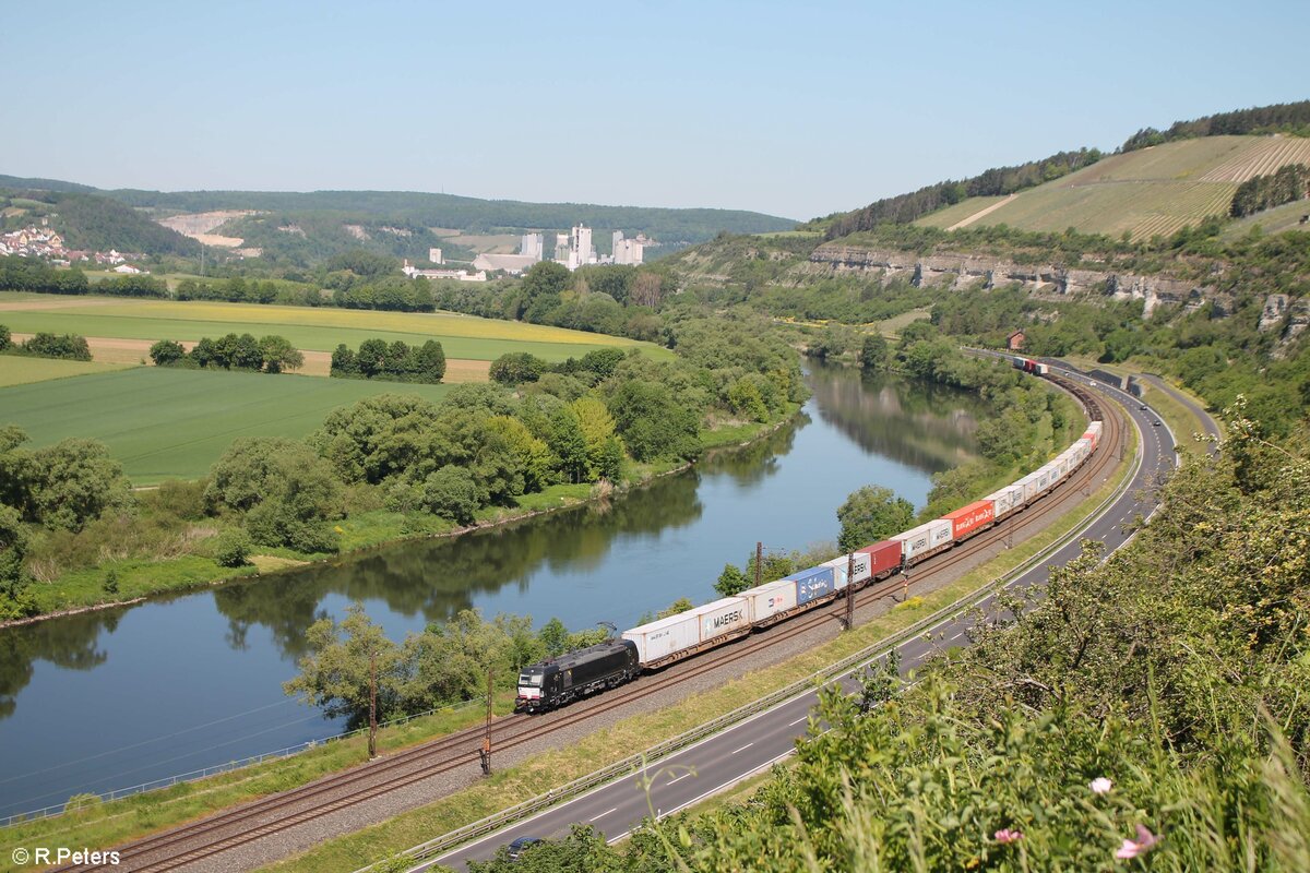 193 870-3 zieht im Auftrag von Boxexpress ein Containerzug bei Karlstadt gen Süden. 02.06.21