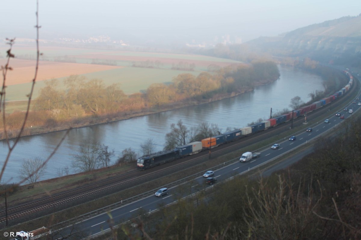 193 871-1 zieht ein Containerzug durchs Maintal zwischen Karlstadt und Himmelstadt. 16.03.17