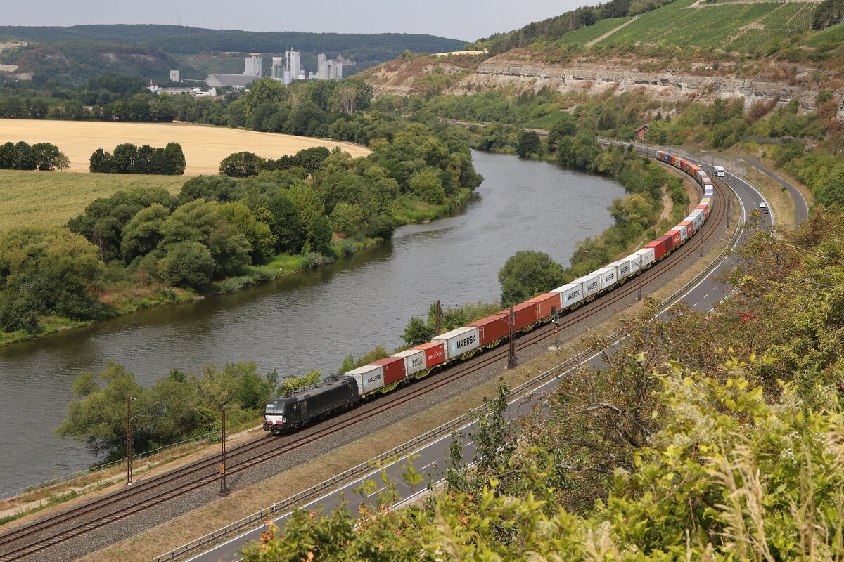 193 871 mit einem Containerzug auf dem Weg nach Wrzburg am 5. August 2022.