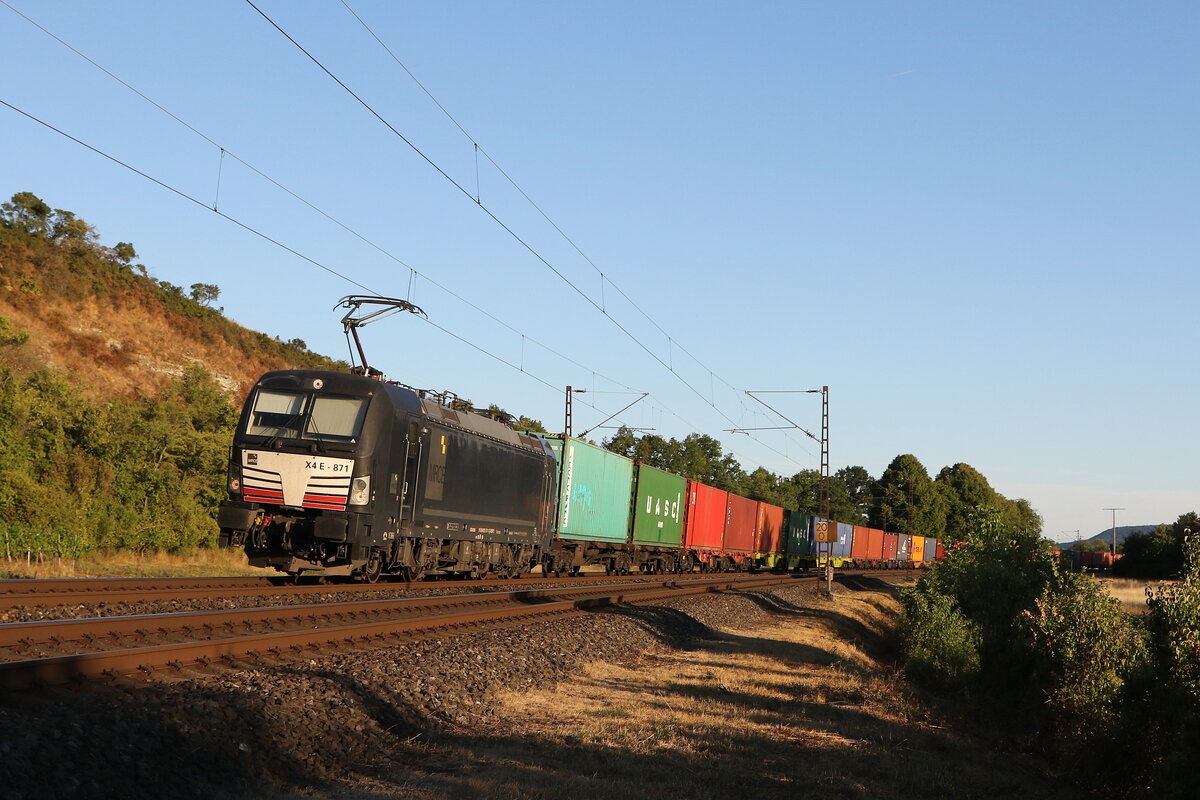 193 871 mit einem Containerzug aus Wrzburg kommend am 6. August 2022 bei Himmelstadt am Main.