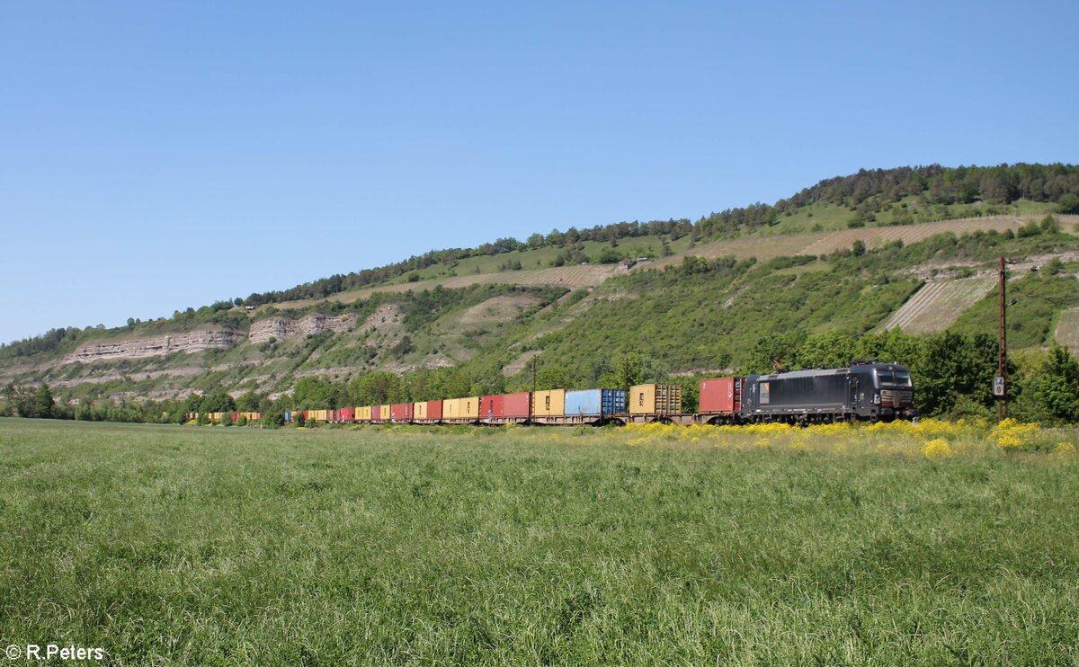 193 873-7 zieht ein Containerzug bei Thüngersheim. 02.06.21