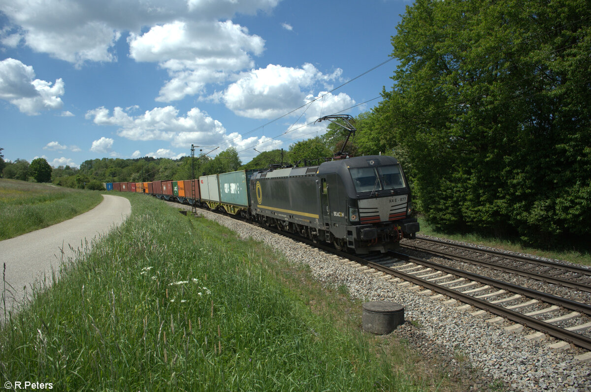 193 877 alias X4E 877 mit einem Containerzug bei Plling. 14.05.24