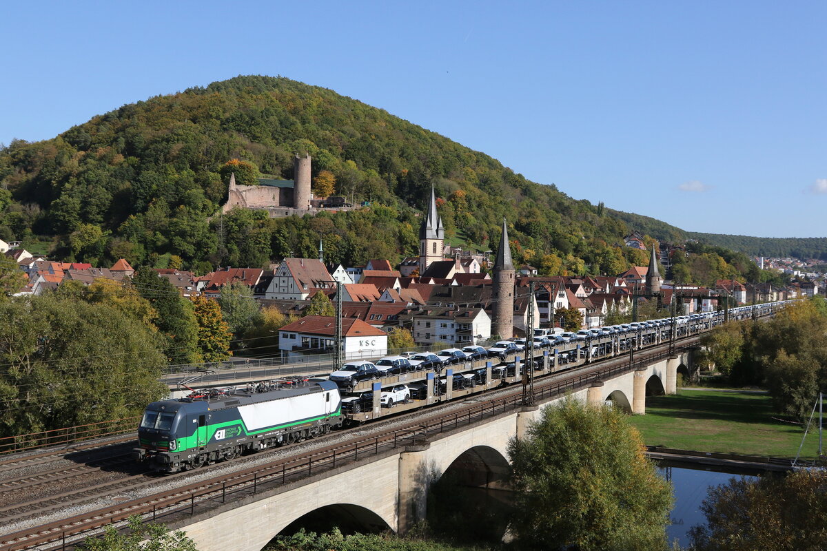 193 915 von  ELL2 durchfhrt mit einem Autozug am 10. Oktober 2022 Gemnden am Main.