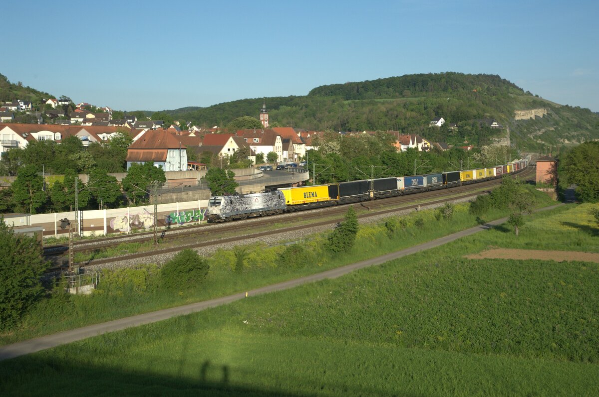 193 997-4  Pferde Lok  mit einem KLV-Zug durch Retzbach-Zellingen. 11.05.24