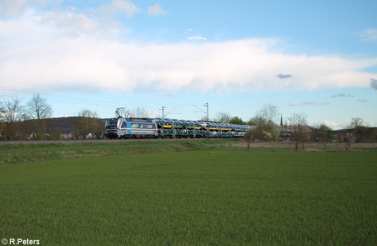 193 999-0  Gyr  mit einem offenen Aototransportzug bei Thngersheim. 28.03.24