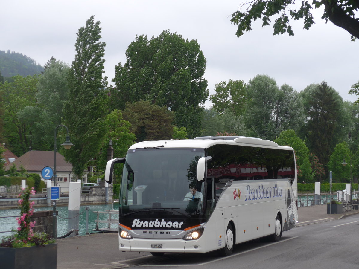 (193'013) - Straubhaar, Thun - Nr. 6/BE 555'977 - Setra am 13. Mai 2018 bei der Schifflndte Thun