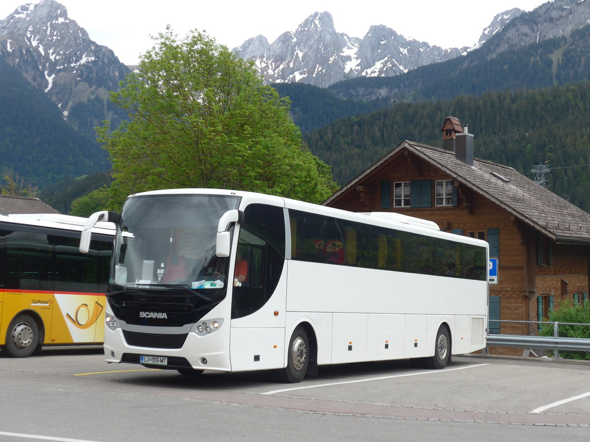 (193'269) - Aus Slowenien: ??? - LJ 059-MT - Scania/Higer am 21. Mai 2018 beim Bahnhof Chteau-d'Oex