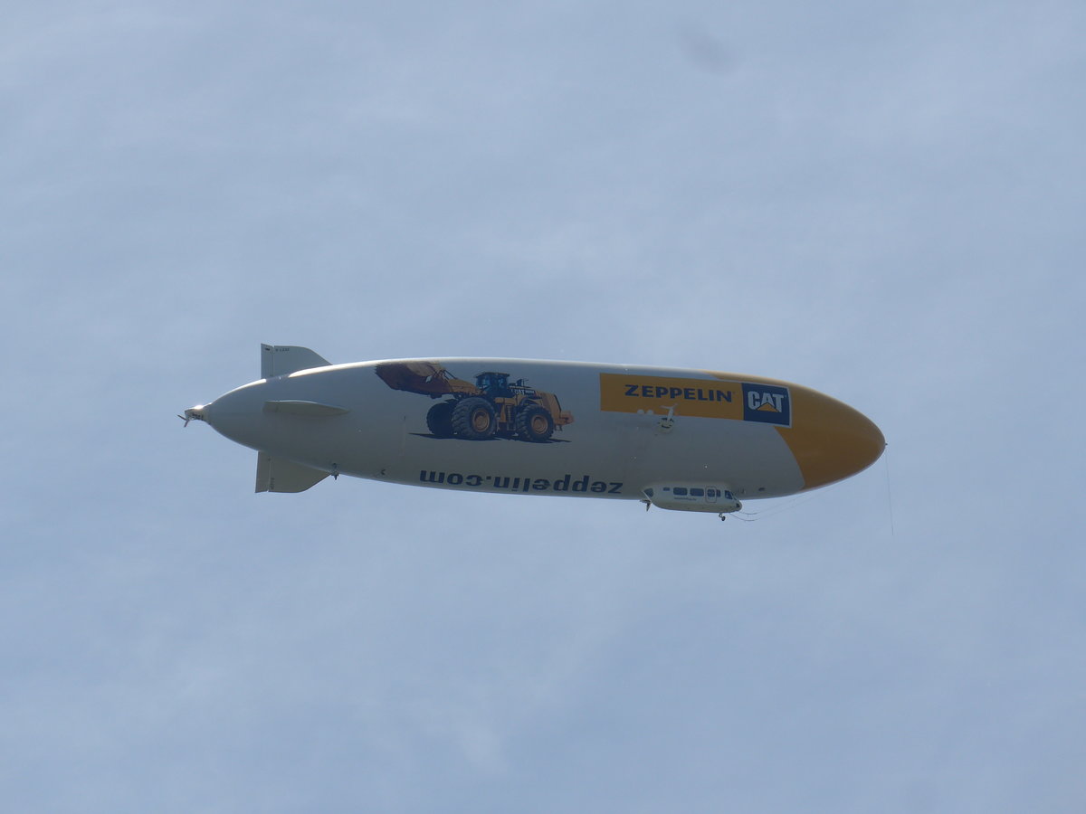 (193'527) - Ein Zeppelin �ber Friedrichshafen am 26. Mai 2018