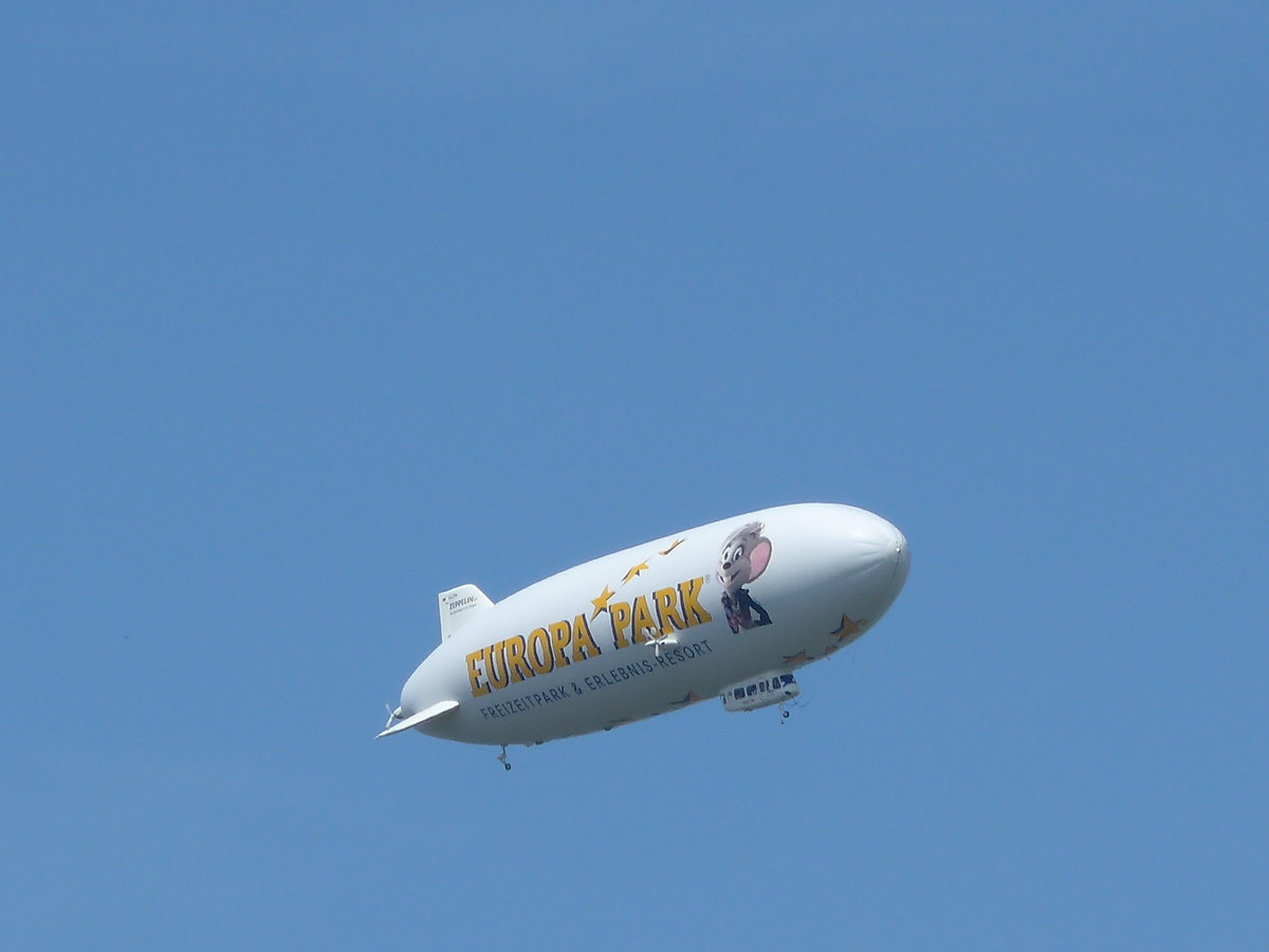 (193'532) - Ein Zeppelin �ber Friedrichshafen am 26. Mai 2018