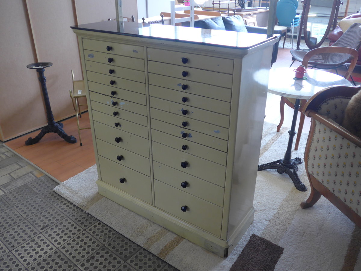 (193'999) - Zahnarzt-Metallschrank am 12. Juni 2018 im BrockiShop Thun