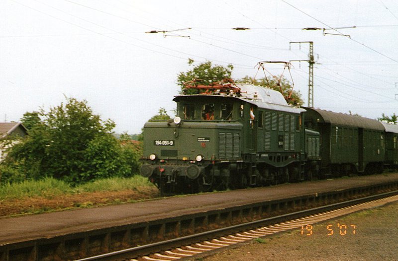 194 051-9 bei der Durchfahrt in Weiterstadt am 19.Mai.2007