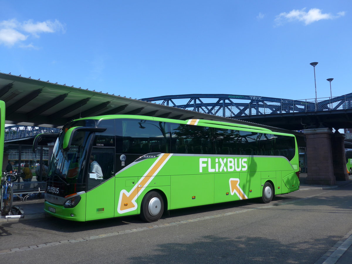 (194'160) - Lutz, Reutlingen - RT-L 930 - Setra am 18. Juni 2018 beim Bahnhof Freiburg