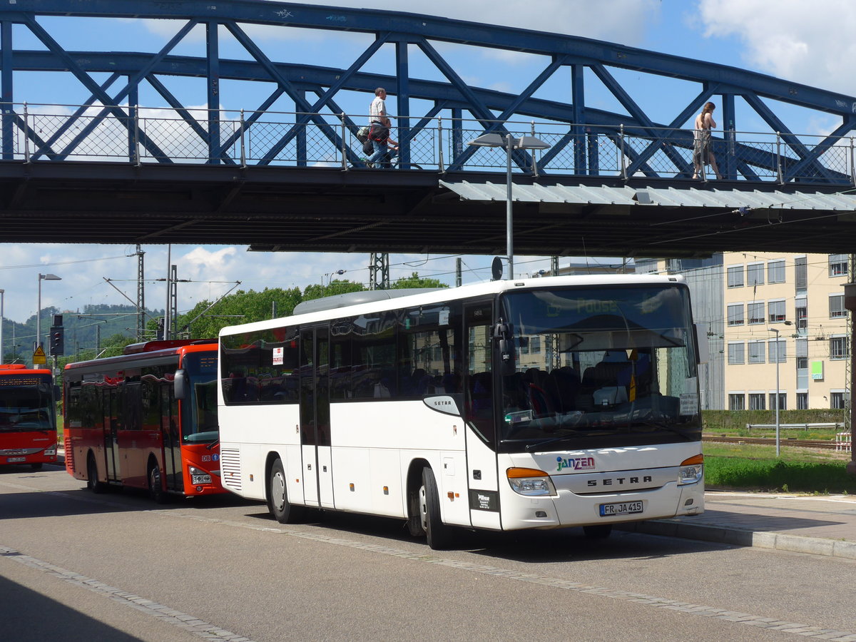 (194'207) - Janzen, Freiburg - FR-JA 415 - Setra am 18. Juni 2018 beim Bahnhof Freiburg