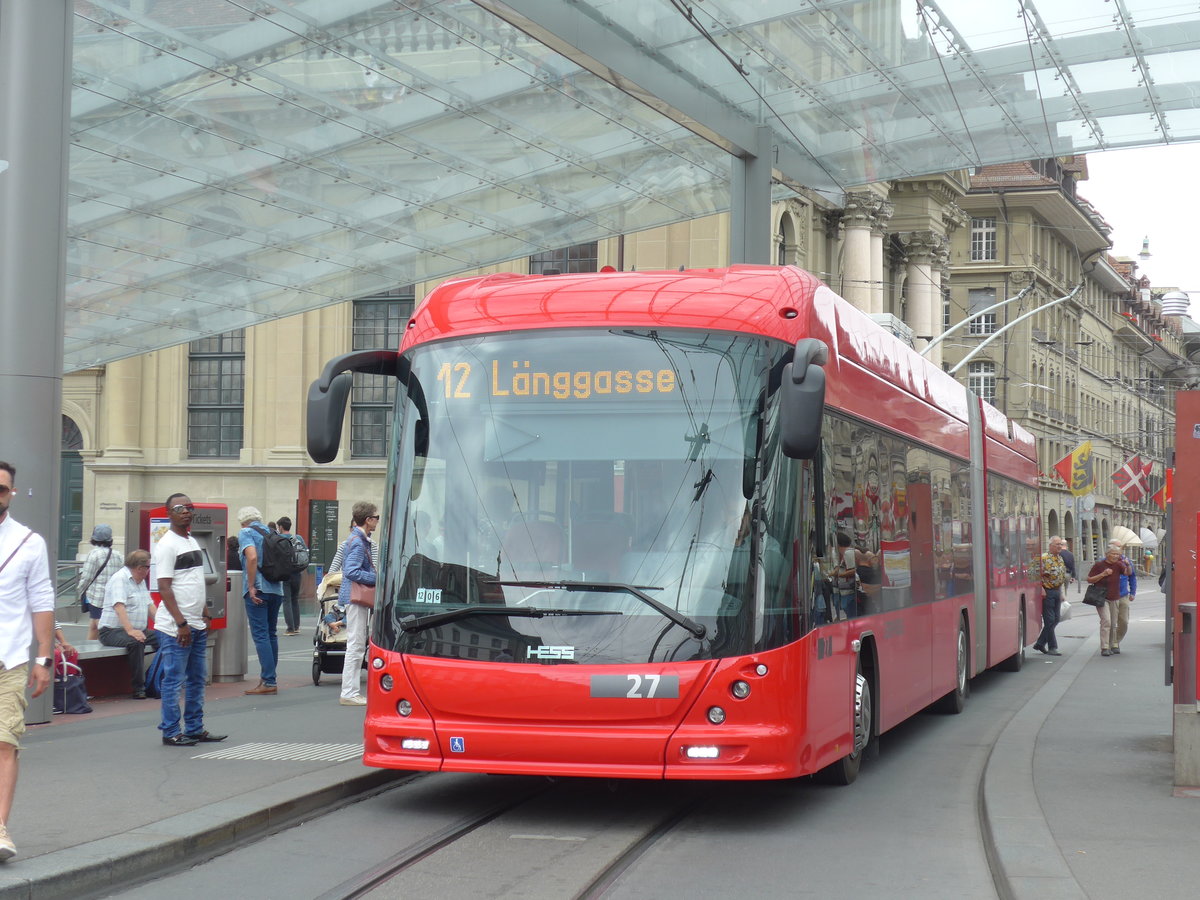 (194'366) - Bernmobil, Bern - Nr. 27 - Hess/Hess Gelenktrolleybus am 24. Juni 2018 beim Bahnhof Bern