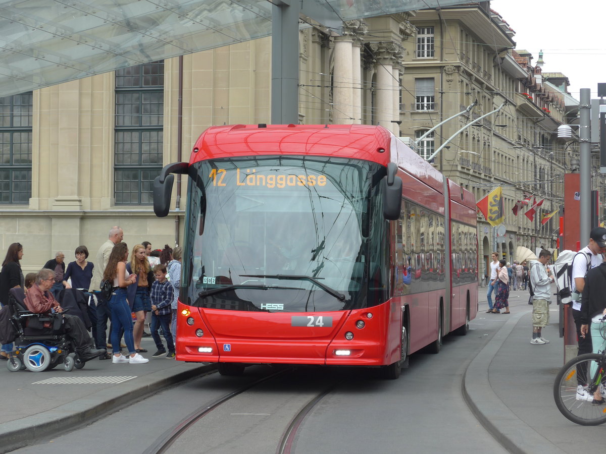 (194'387) - Bernmobil, Bern - Nr. 24 - Hess/Hess Gelenktrolleybus am 24. Juni 2018 beim Bahnhof Bern