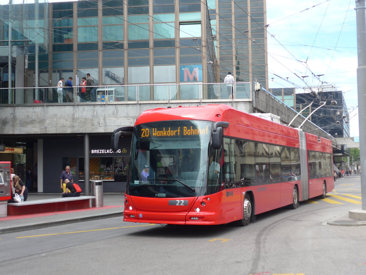 (194'391) - Bernmobil, Bern - Nr. 22 - Hess/Hess Gelenktrolleybus am 24. Juni 2018 beim Bahnhof Bern