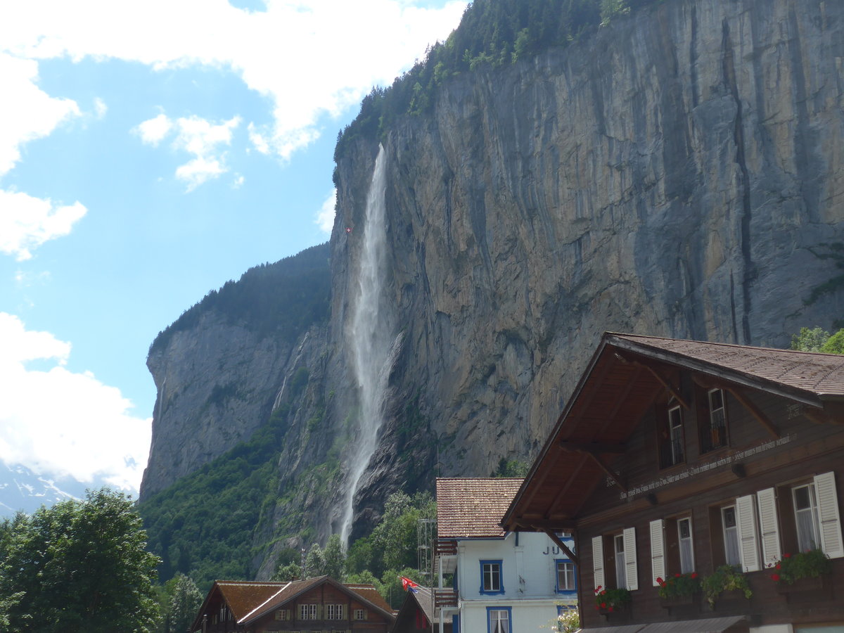 (194'411) - Der Staubbachfall am 25. Juni 2018 in Lauterbrunnen