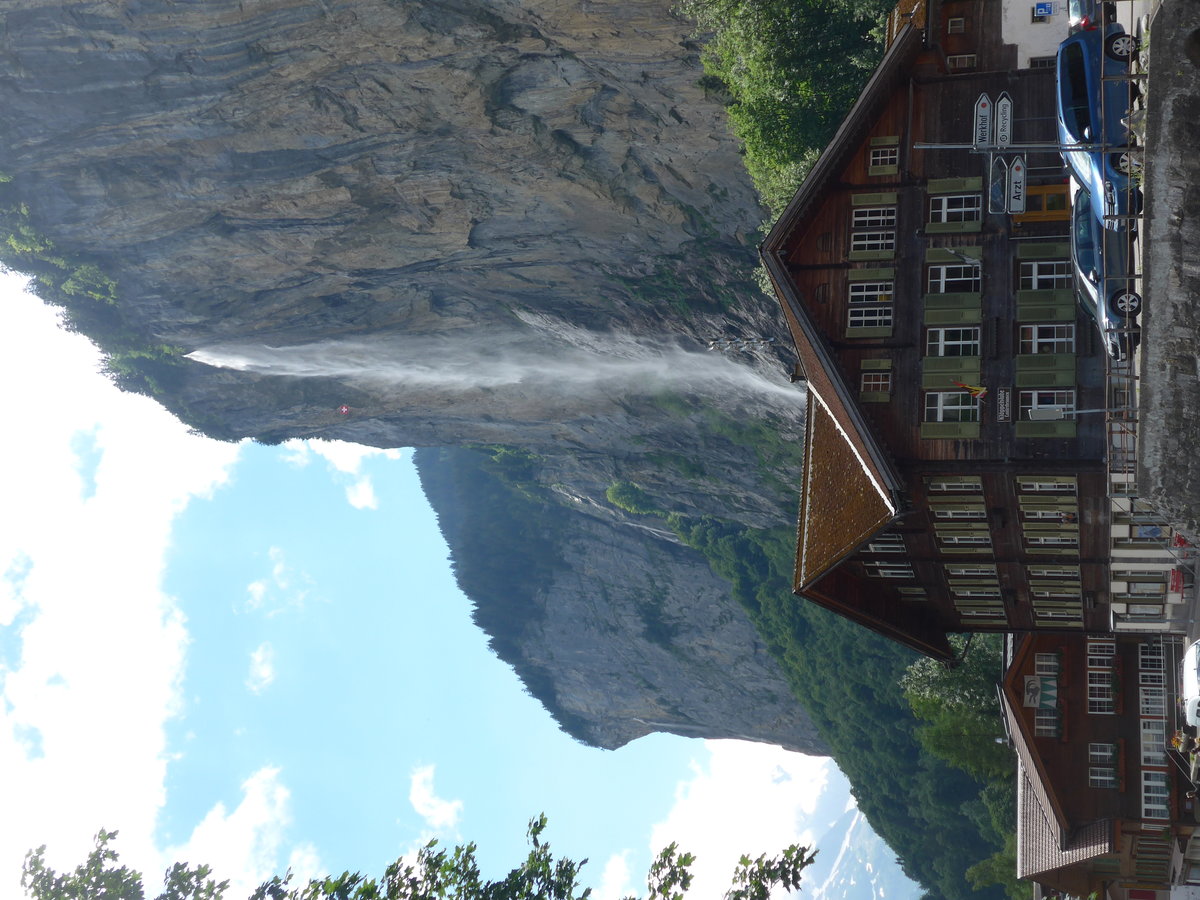 (194'412) - Kl�ppelstube Lauterbrunnen und Staubbachfall am 25. Juni 2018 in Lauterbrunnen