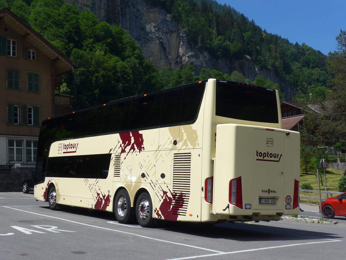 (194'415) - Aus Belgien: Toptours, Aarschot - Nr. 144/1-RGX-494 - Van Hool am 25. Juni 2018 in Lauterbrunnen, Kirche