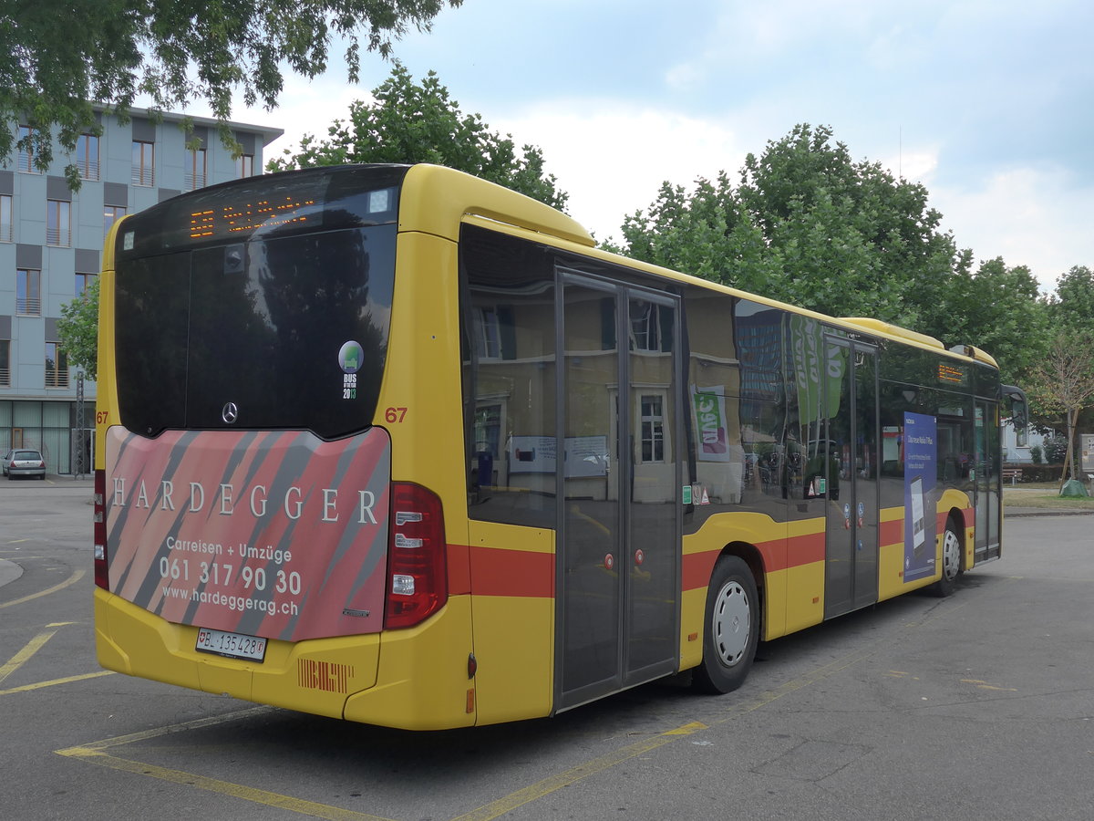 (195'164) - BLT Oberwil - Nr. 67/BL 135'428 - Mercedes am 23. Juli 2018 beim Bahnhof Muttenz