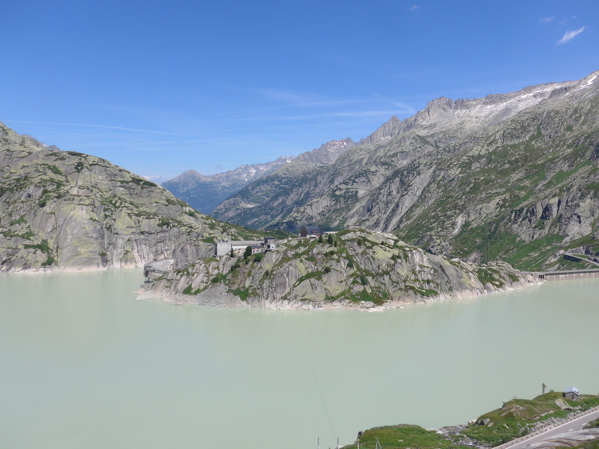 (195'266) - Der Grimselsee mit Hospiz am 29. Juli 2018 am Grimselpass
