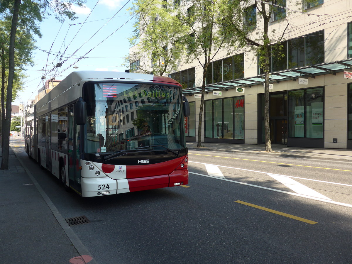 (195'615) - TPF Fribourg - Nr. 524 - Hess/Hess Gelenktrolleybus am 5. August 2018 beim Bahnhof Fribourg