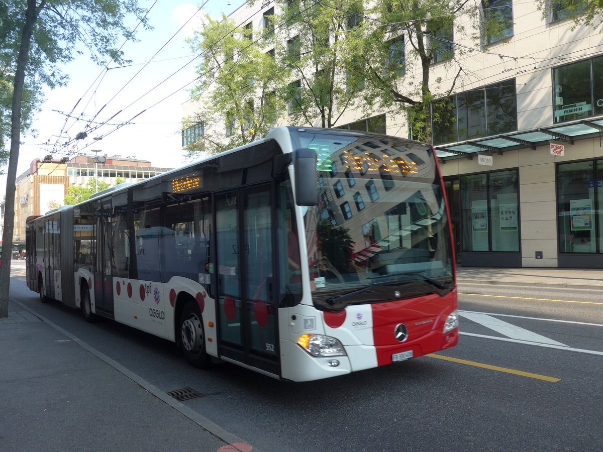 (195'627) - TPF Fribourg - Nr. 552/FR 300'408 - Mercedes am 5. August 2018 beim Bahnhof Fribourg