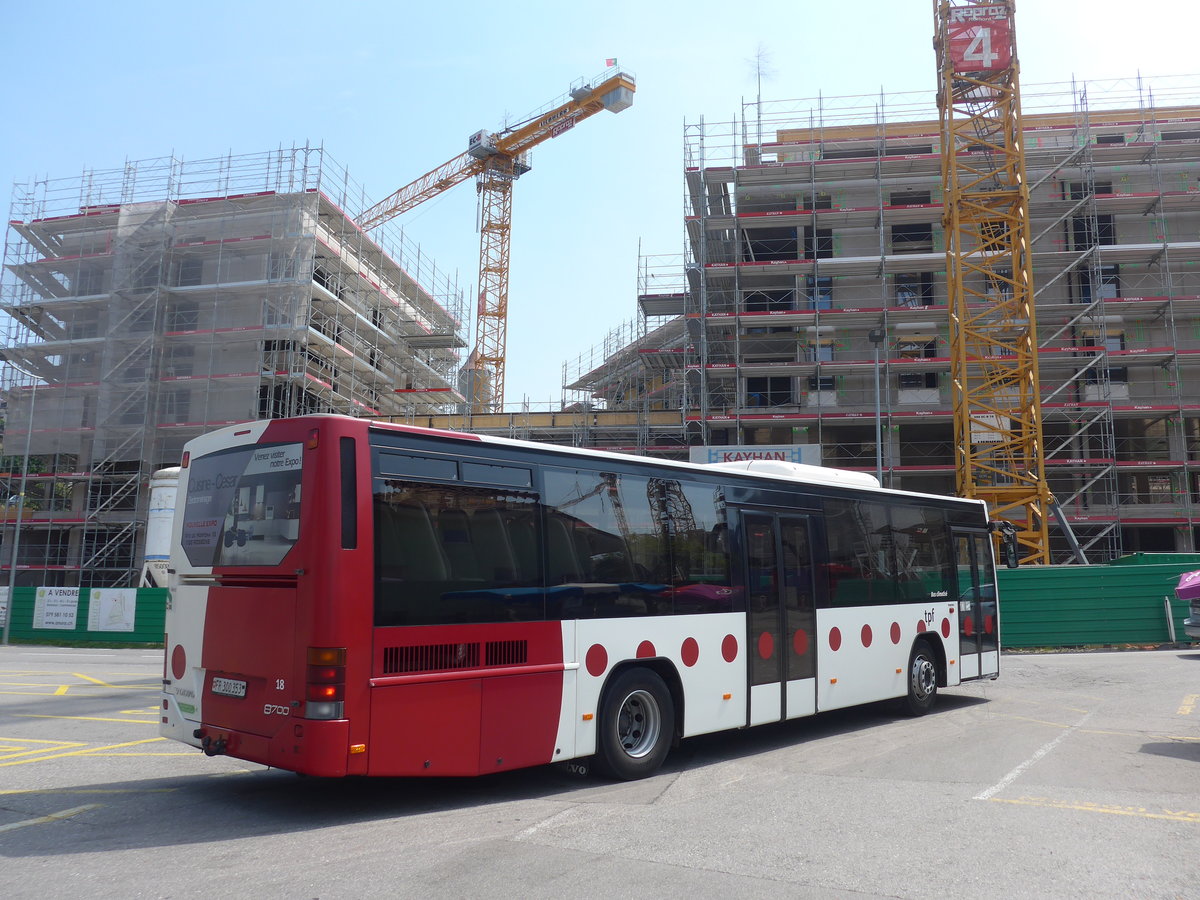 (195'687) - TPF Fribourg - Nr. 18/FR 300'353 - Volvo am 6. August 2018 beim Bahnhof Romont