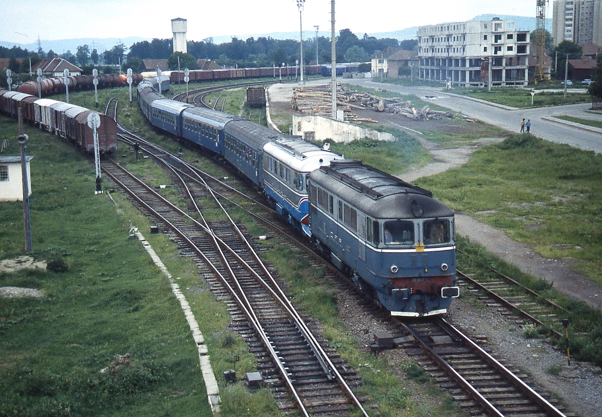 1959 beschaffte die rumänische Staatsbahn CFR bei SLM Winterthur sechs Diesellokomotiven der Baureihe 060, die Motoren lieferte Sulzer, die elektrische Ausrüstung BBC/Baden. Electroputere in Craiova erhielt die Lizenz zum Nachbau, insgesamt wurden 2.496 Lokomotiven ausgeliefert. Hier verlässt eine 060-Doppeltraktion den Bahnhof Fagaras/Rumänien (Sommer 1995).