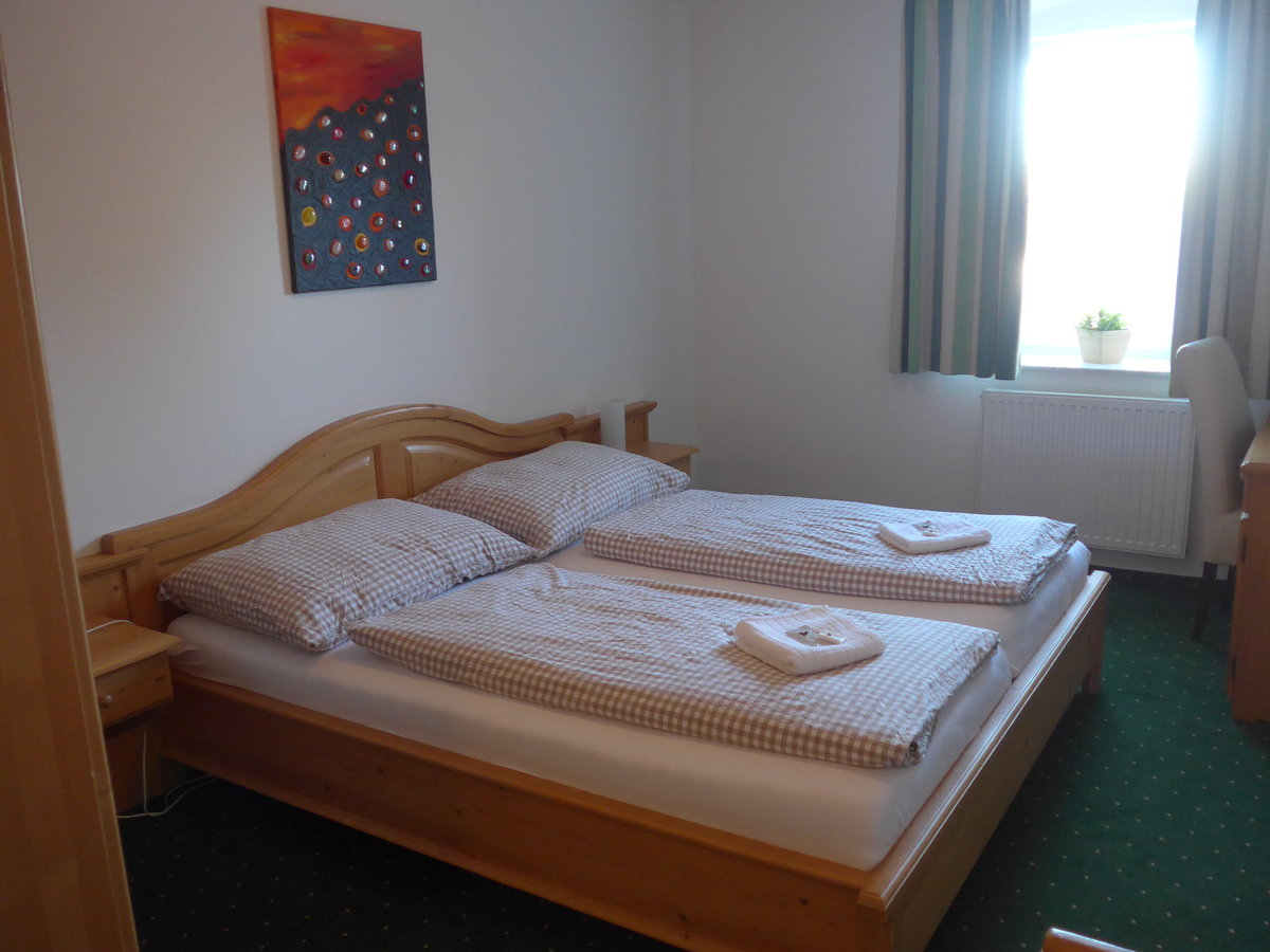 (196'992) - Das Hotelzimmer am 12. September 2018 im Hotel Alt Oberndorf in Oberndorf