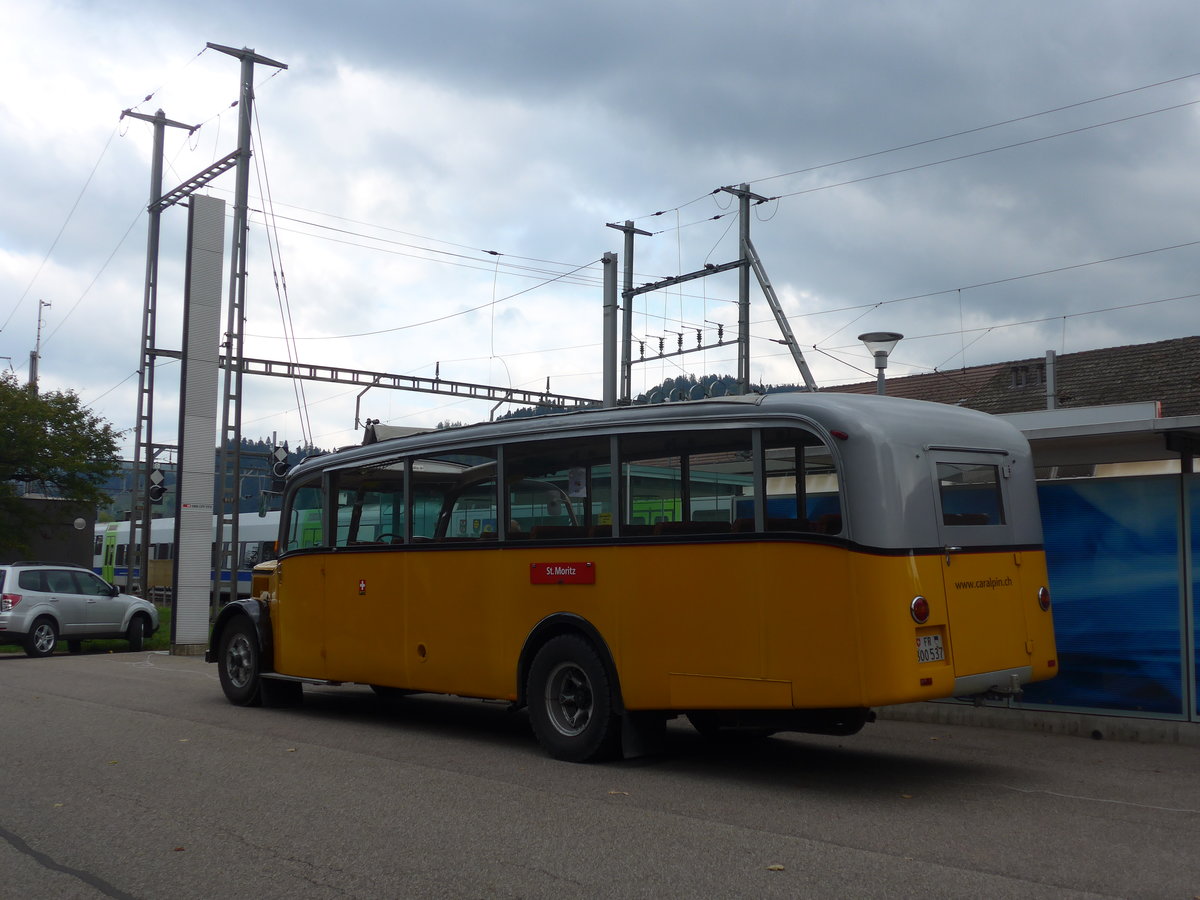 (198'107) - Schlapp, Cottens - FR 300'537 - Saurer/Saurer (ex SATEG, Lausanne; ex P 23'086; ex P 2138) am 1. Oktober 2018 beim Bahnhof Emmenmatt