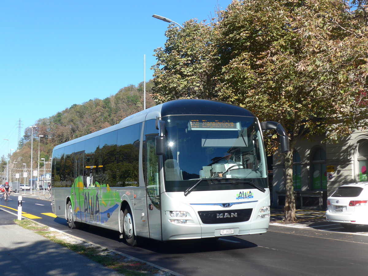 (198'235) - AWA Amden - Nr. 8/SG 39'008 - MAN am 13. Oktober 2018 beim Bahnhof Ziegelbrcke