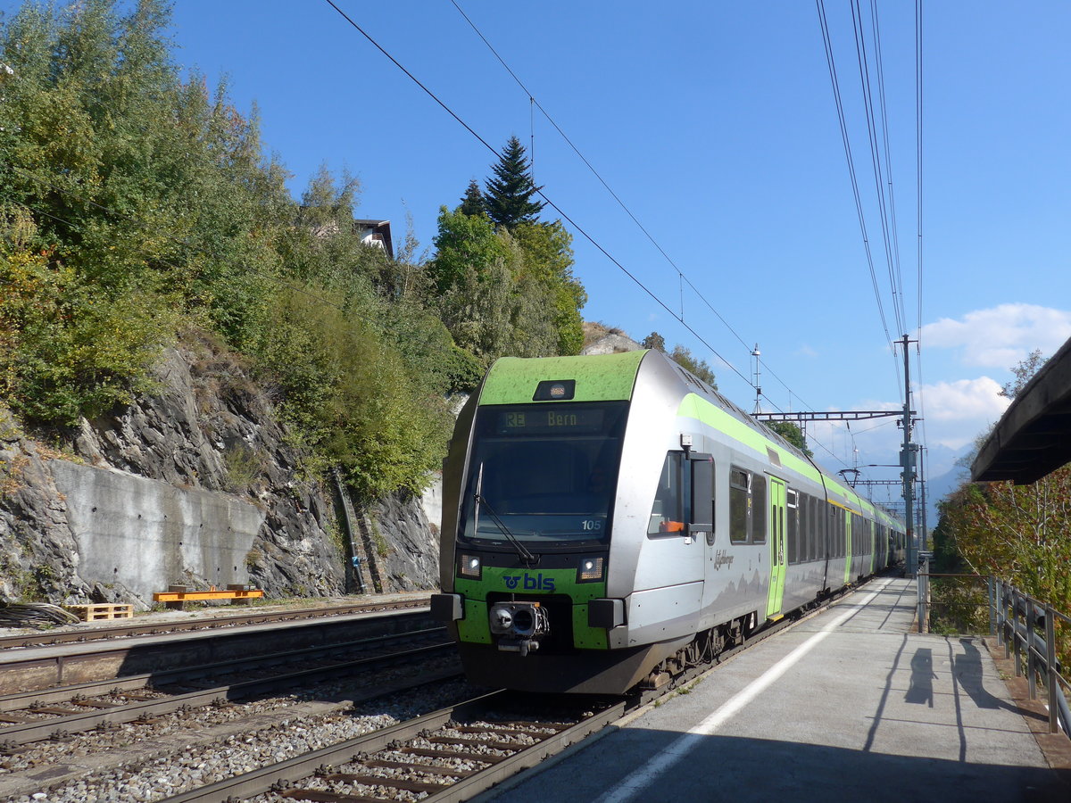 (198'277) - BLS-Pendelzug - Nr. 105 - am 14. Oktober 2018 im Bahnhof Ausserberg