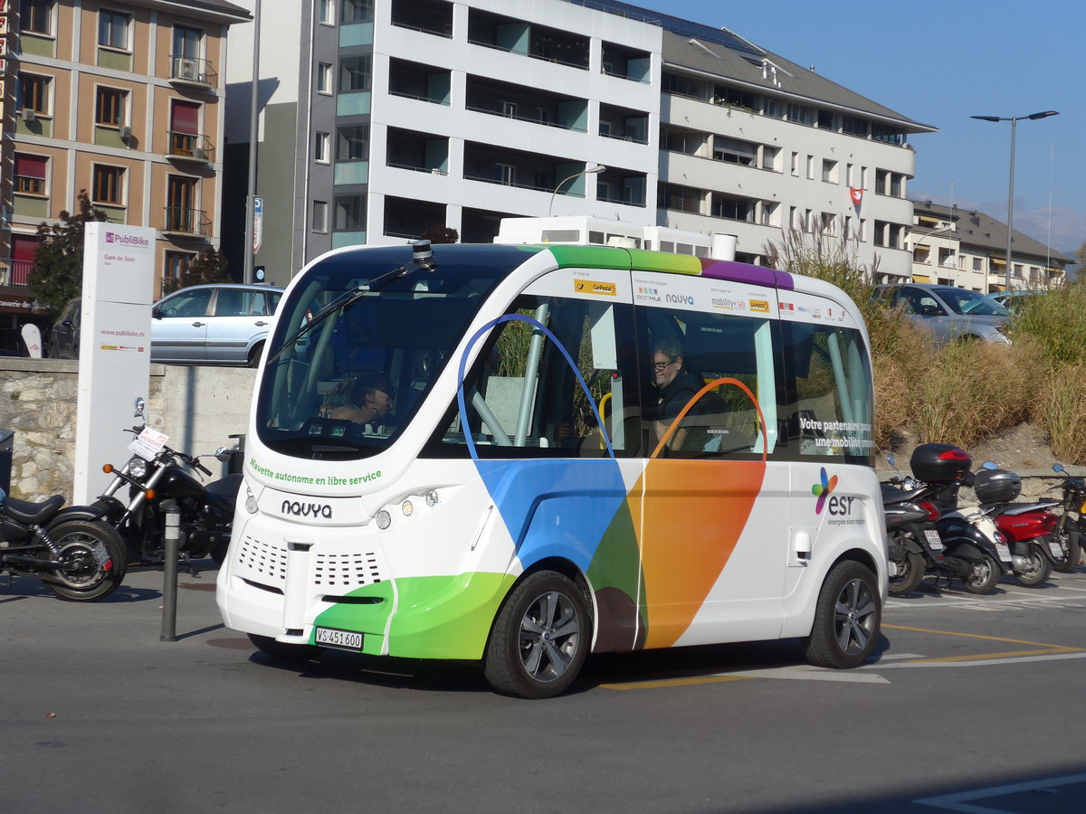 (198'290) - PostAuto Wallis - VS 451'600 - Navya am 14. Oktober 2018 beim Bahnhof Sion