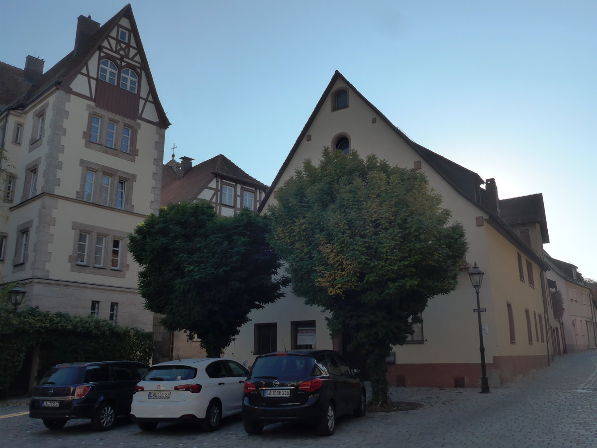 (198'303) - H�user mit zwei B�umen und Autos am 15. Oktober 2018 in Altdorf